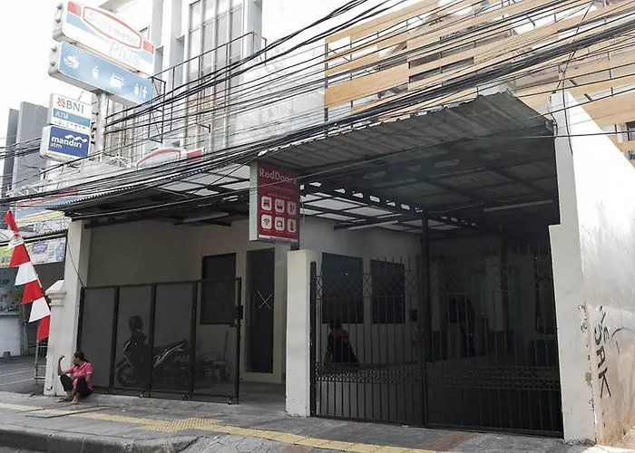 RedDoorz Plus near Taman Anggrek Mall Jakarta